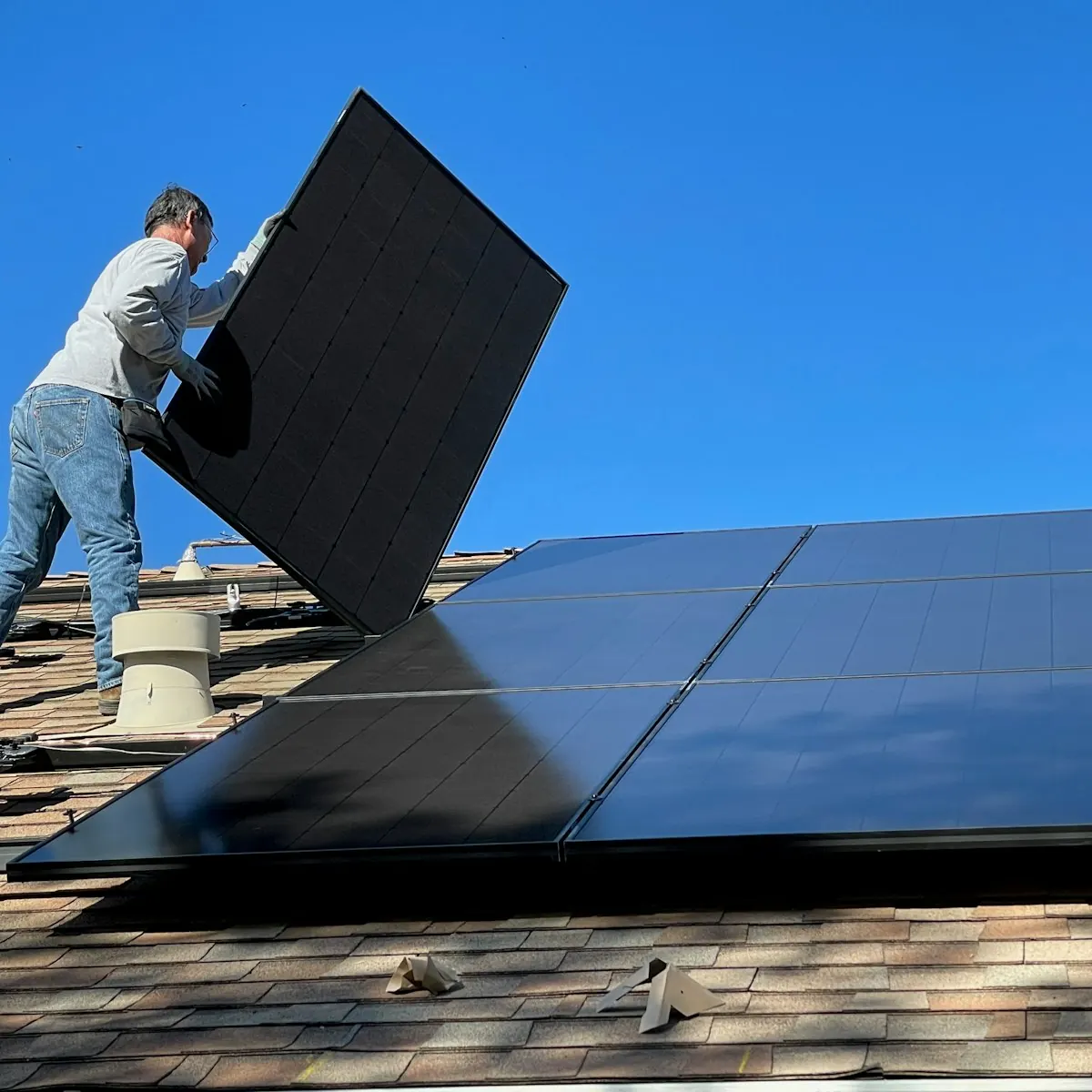 Fachkraft montiert Solarmodule