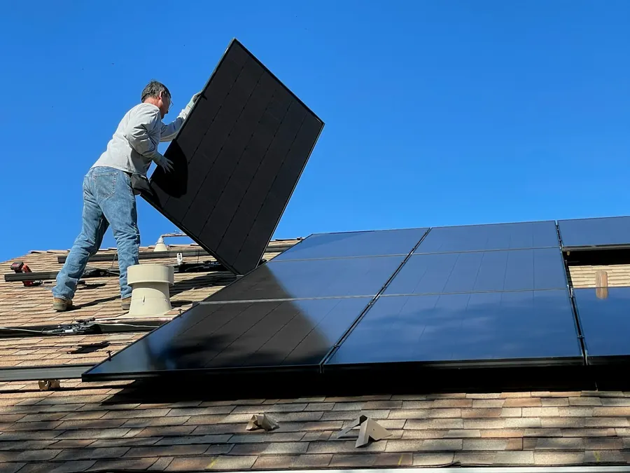 Montage von Solarmodulen auf einem Dach